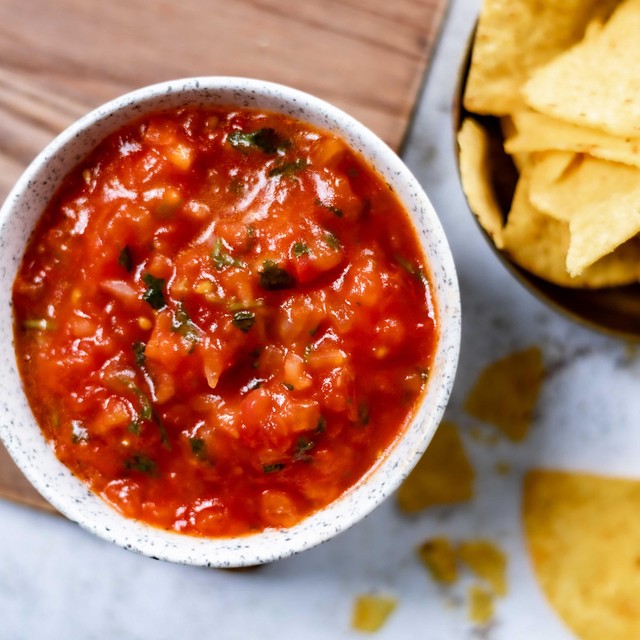 M&S Tomato Salsa With Onions And Coriander 200g, imported from the UK