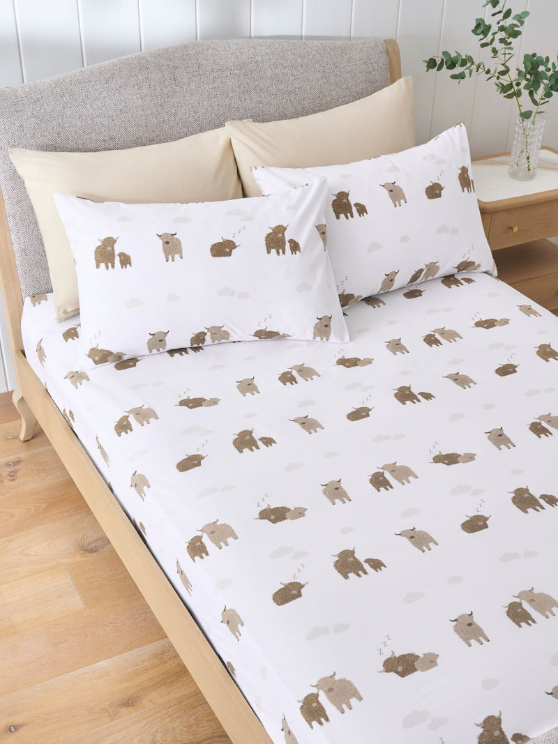 White Hamish the Highland cow fitted sheet and pillowcase set for single beds (British brand)