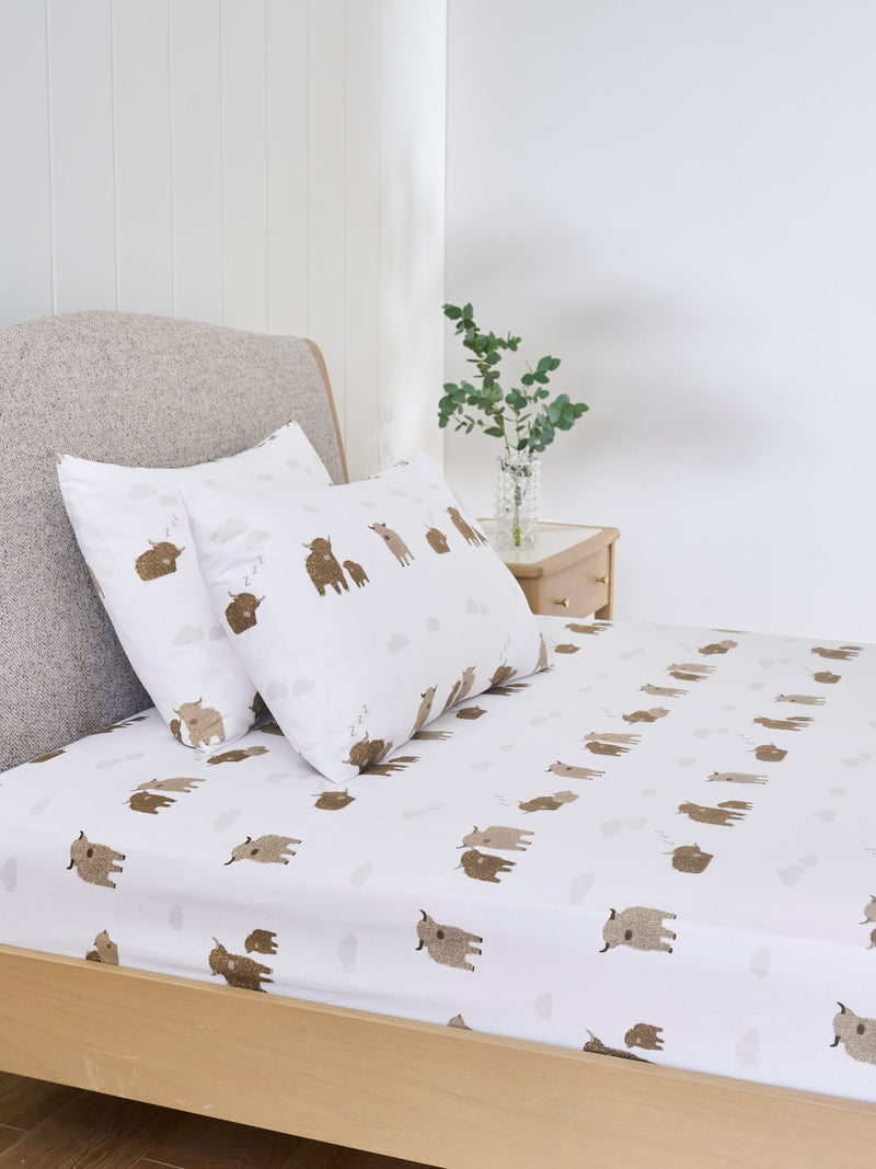 White Hamish the Highland cow fitted sheet and pillowcase set for single beds (British brand)