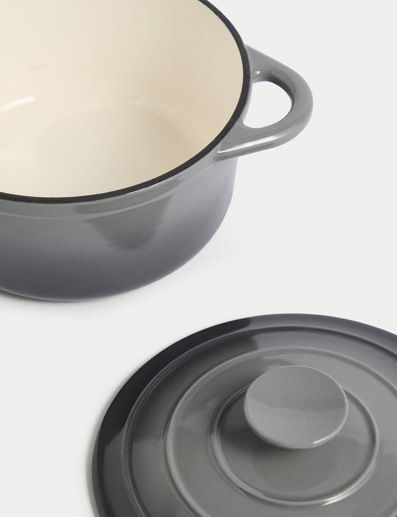 Cast Iron Medium Casserole Dish 2.8L - British product