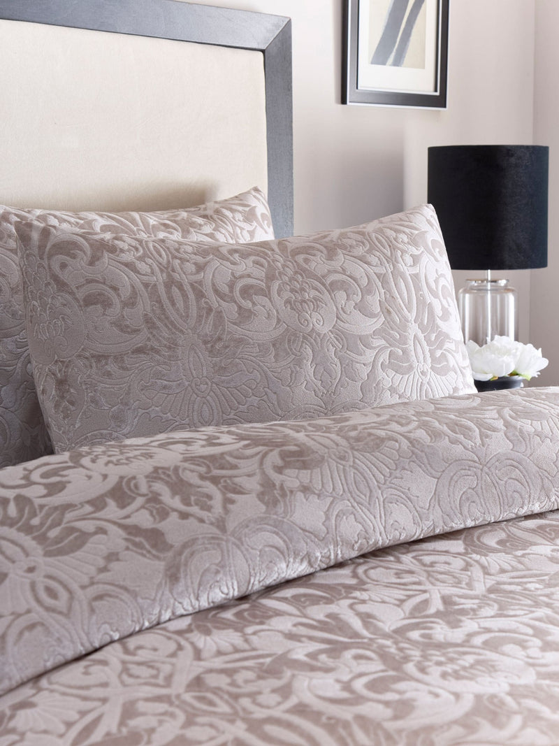 Laurence Llewelyn-Bowen Linen Firenza Jacquard duvet cover set, UK version