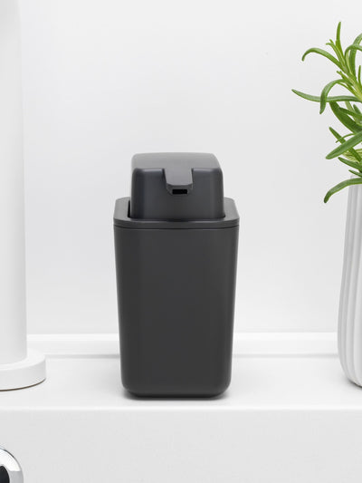 موزع صابون للمطبخ Brabantia SinkSide باللون الرمادي الداكن 200 مل