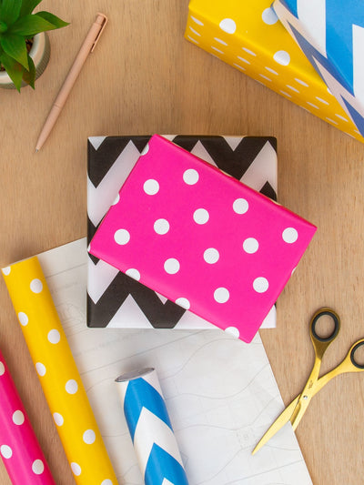 6 rouleaux de papier cadeau Hallmark multicolore à pois et rayures x 2M