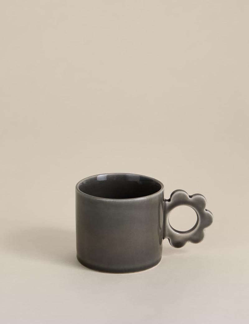 Stoneware mug with a flower-shaped handle - British product