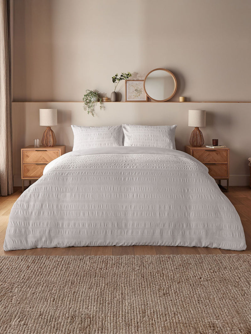 Silentnight White Textured Seersucker Duvet Set (British brand)