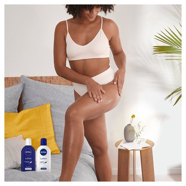NIVEA Body Lotion Light Moisturising & Cleansing 250ml