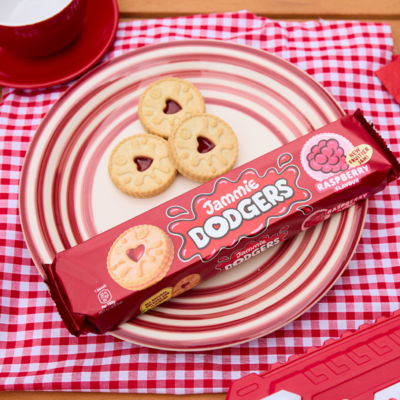 Fox's Jammie Dodgers Raspberry Flavour sweet biscuits 140g, UK version