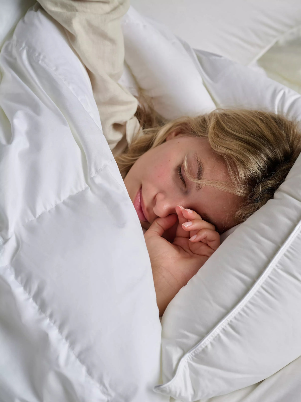 Bedfolk down alternative kingsize pillow firm - British product
