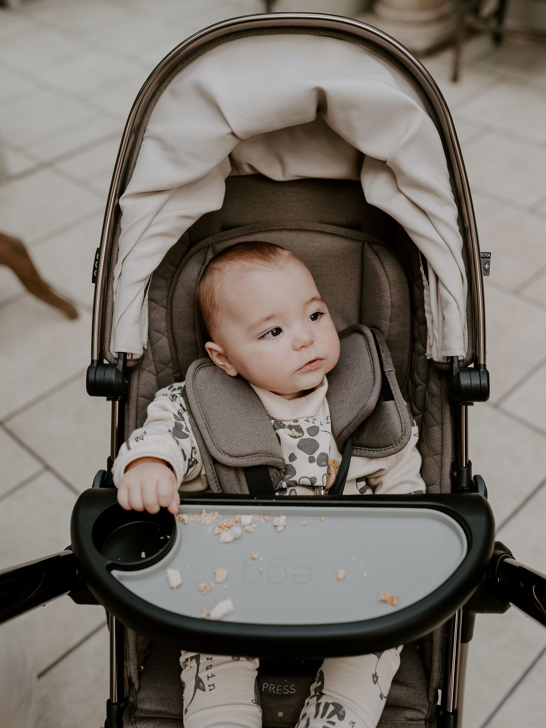 Baby snack tray for strollers with removable silicone insert - British product