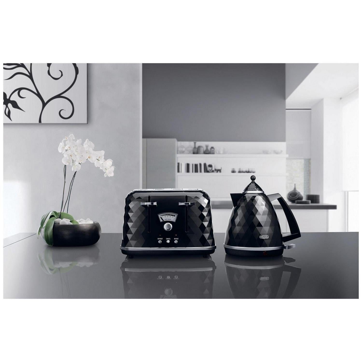 De'Longhi Kettle Brillante Black 1.7 Litre - British product