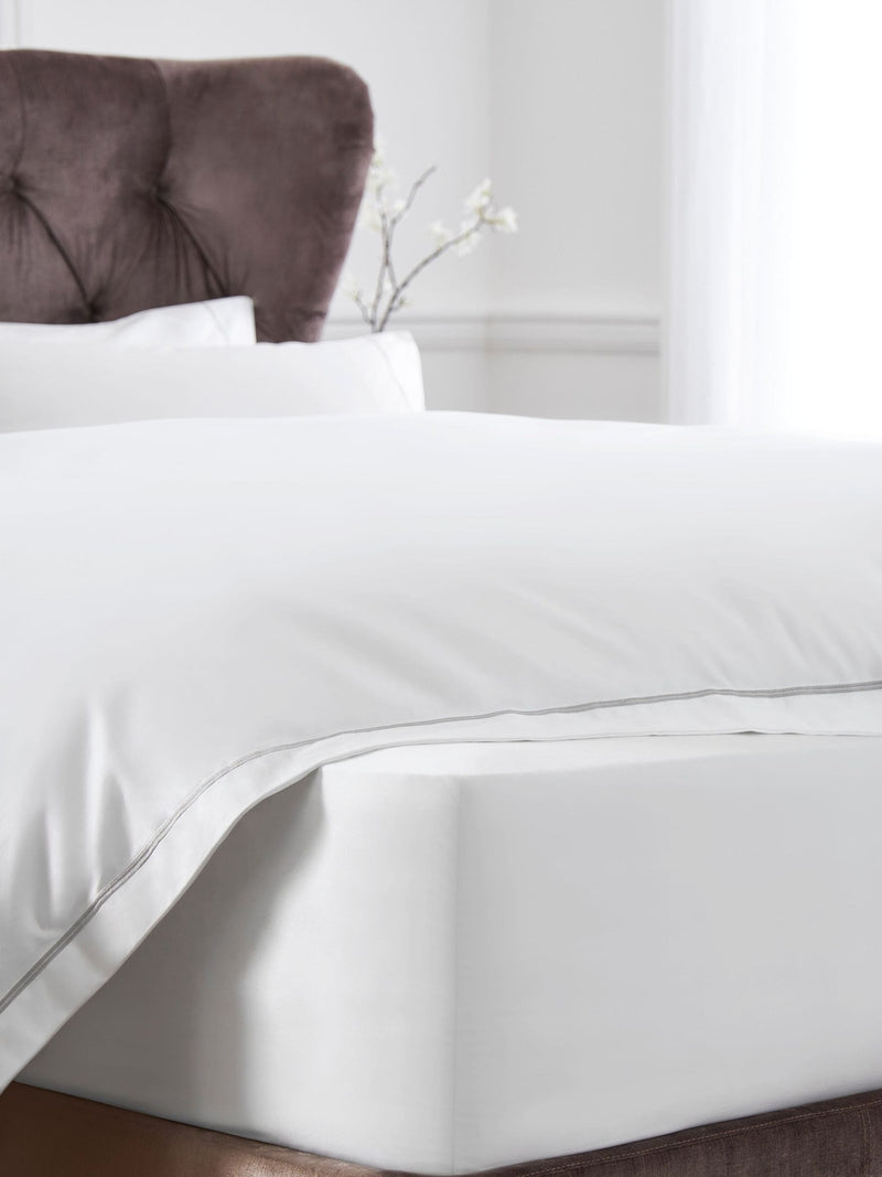 Collection Luxe white fitted sheet (British brand)