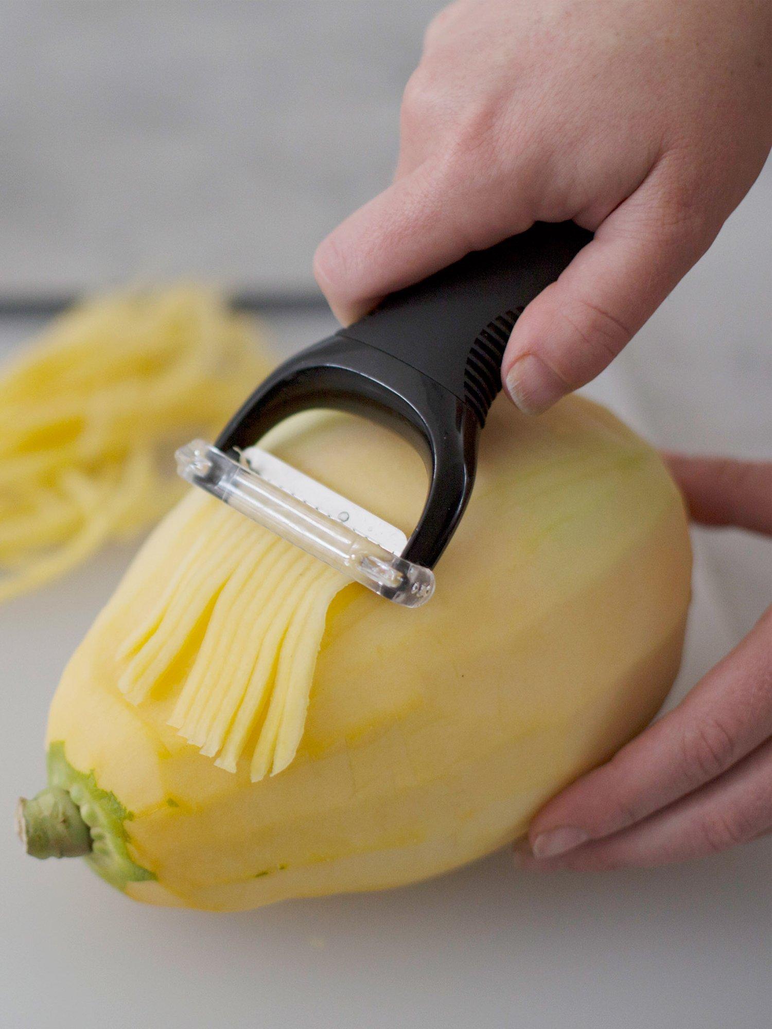OXO Julienne Peeler with safety cover - British product