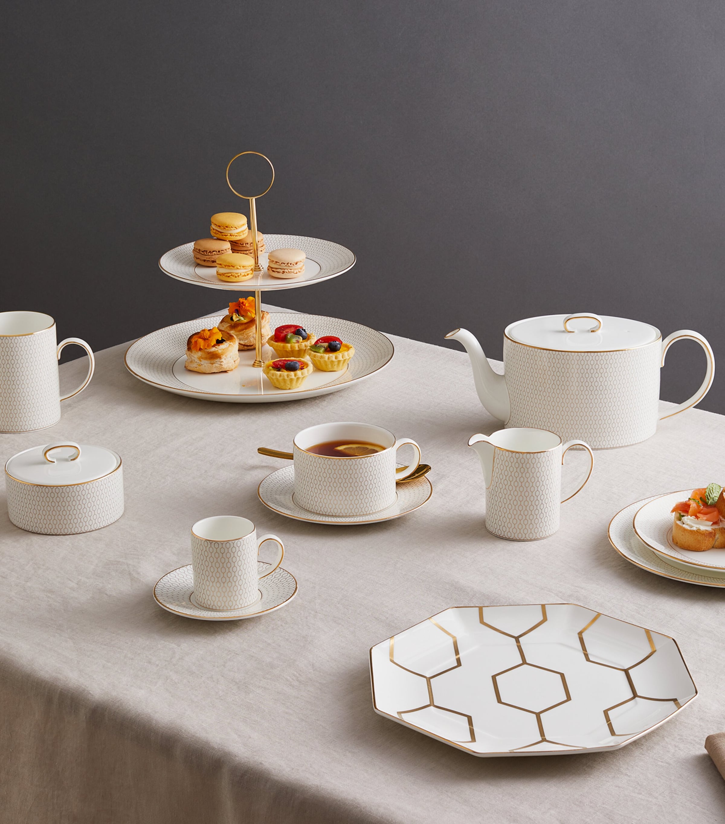 Wedgwood Gold-Trim Gio deep plate 22cm (British brand)