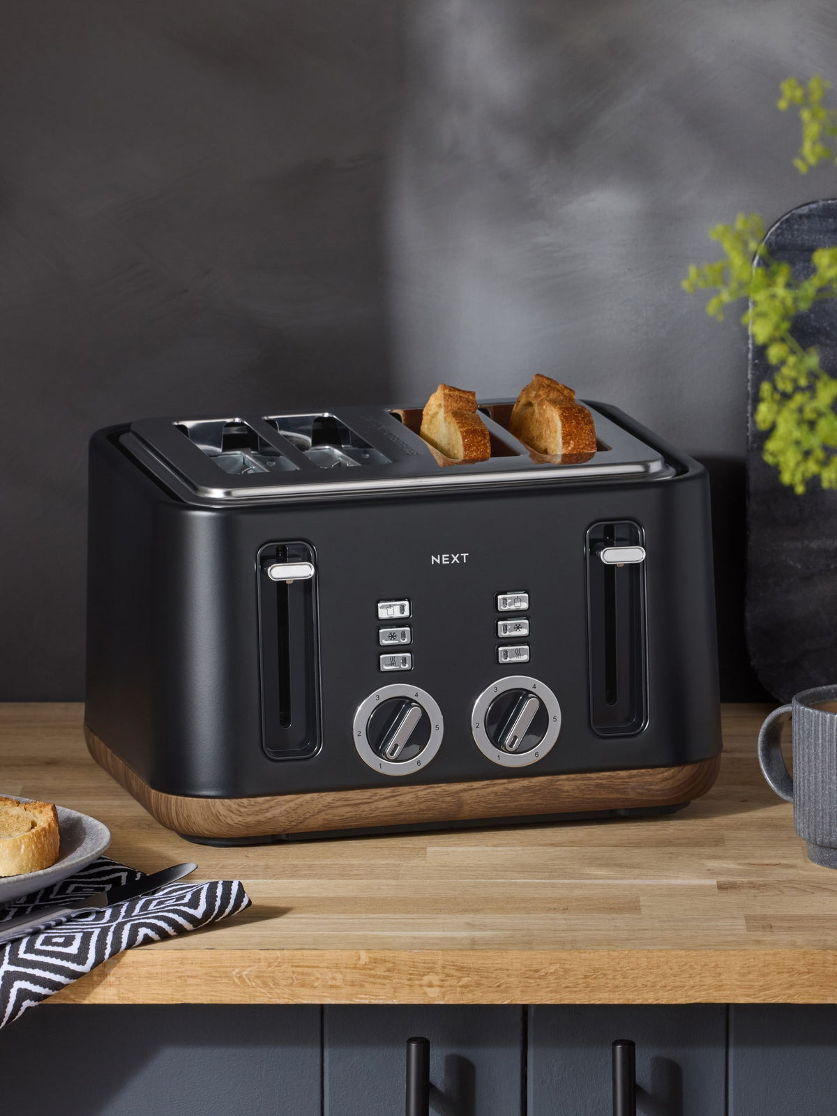 Black Bronx 4 slice toaster - British product