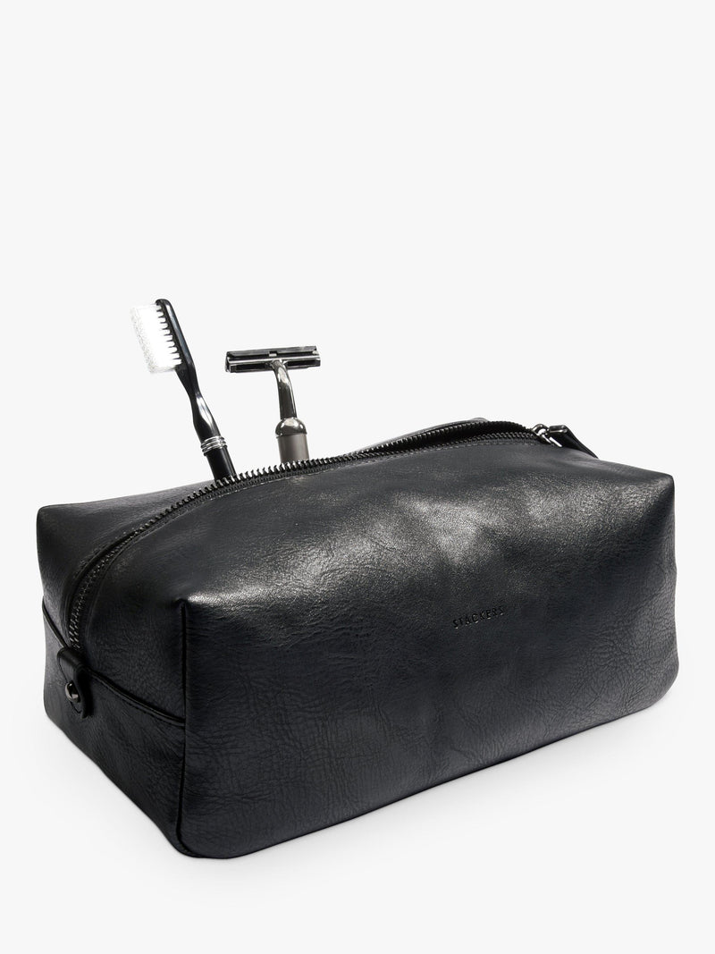 Soft wash bag with lined interior and gunmetal zip for travel (British product)