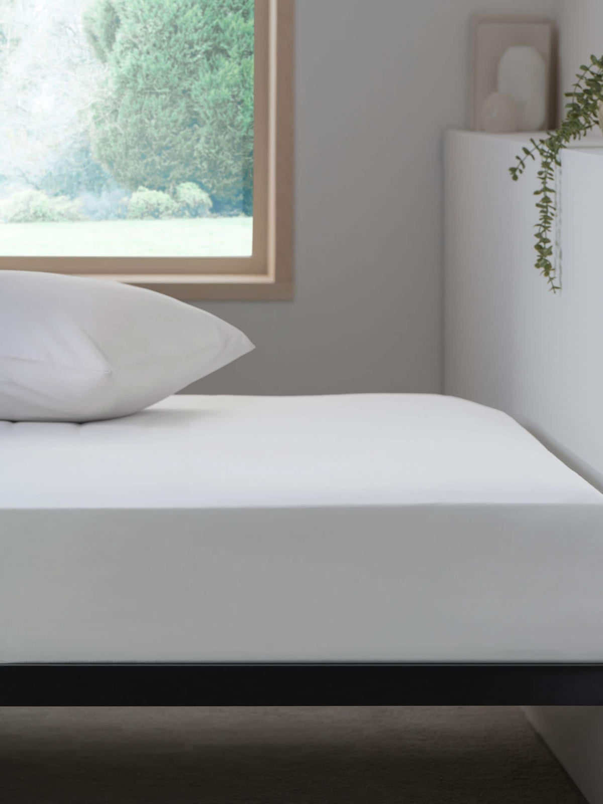 White easy-care polycotton fitted sheet (British brand)