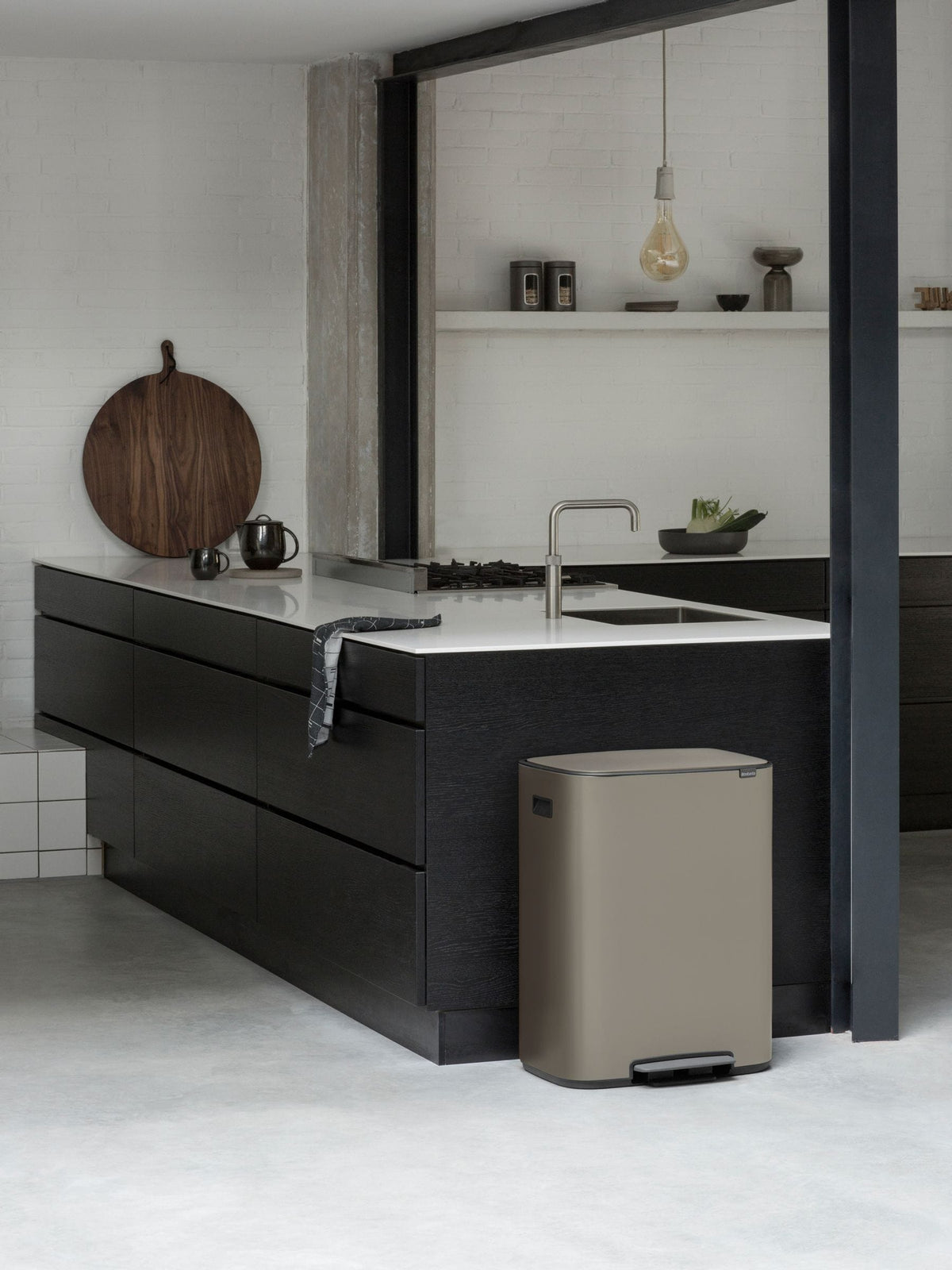 Brabantia Platinum Bo pedal bin 60L - British product