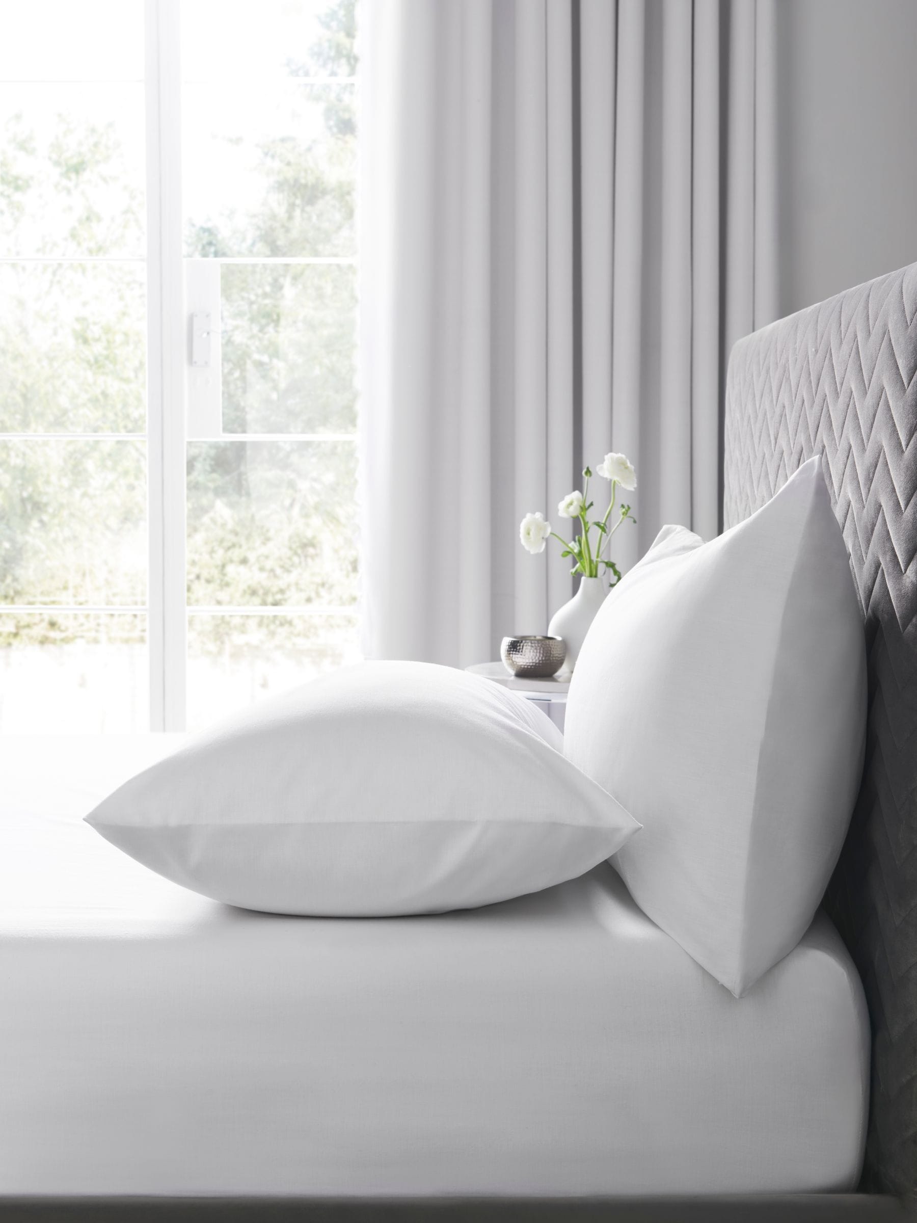 White easy-care polycotton deep fitted sheet (British brand)