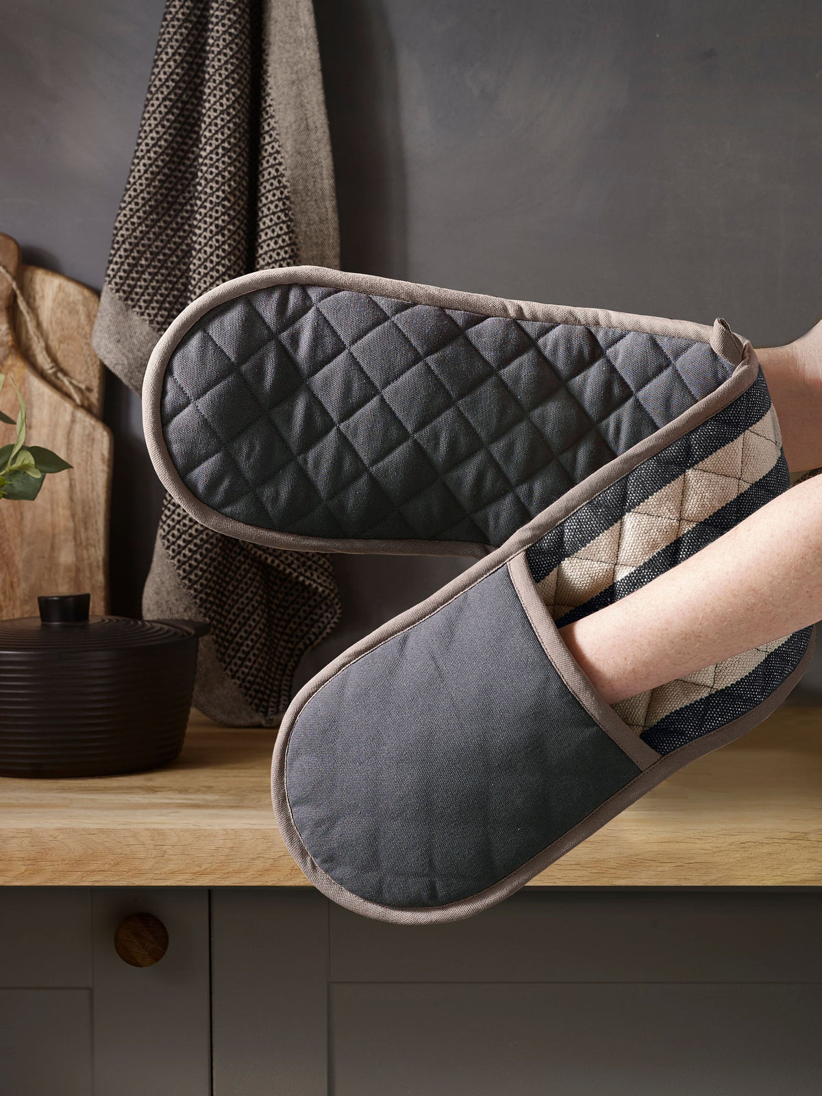 Pair of Black Bronx Cotton Oven Gloves - British product