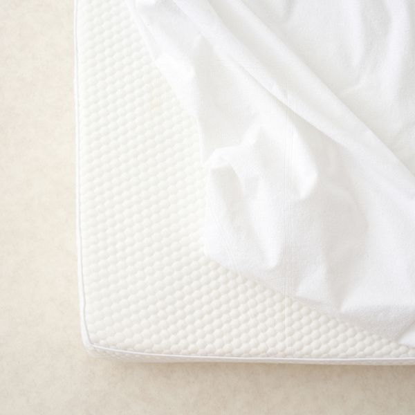 The Tiny Bed Co. cot mattress protector 140x70cm (British brand)