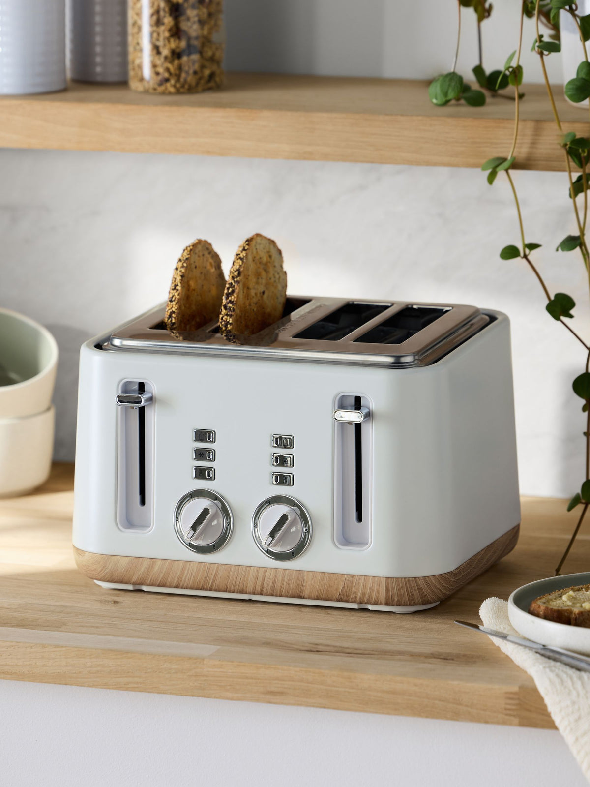 White Bronx 4 slice toaster (British brand)