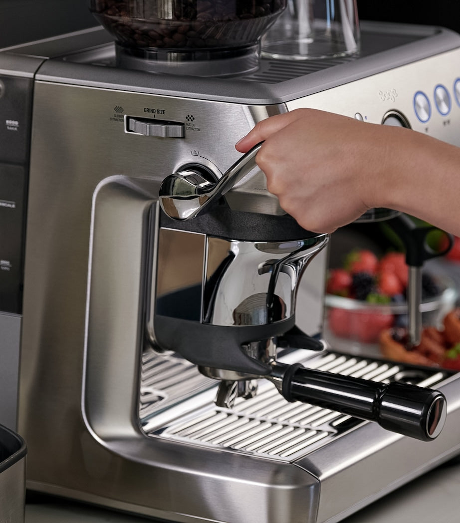 Sage Barista Express Impress coffee machine with integrated grinder and 2L water tank (British brand)