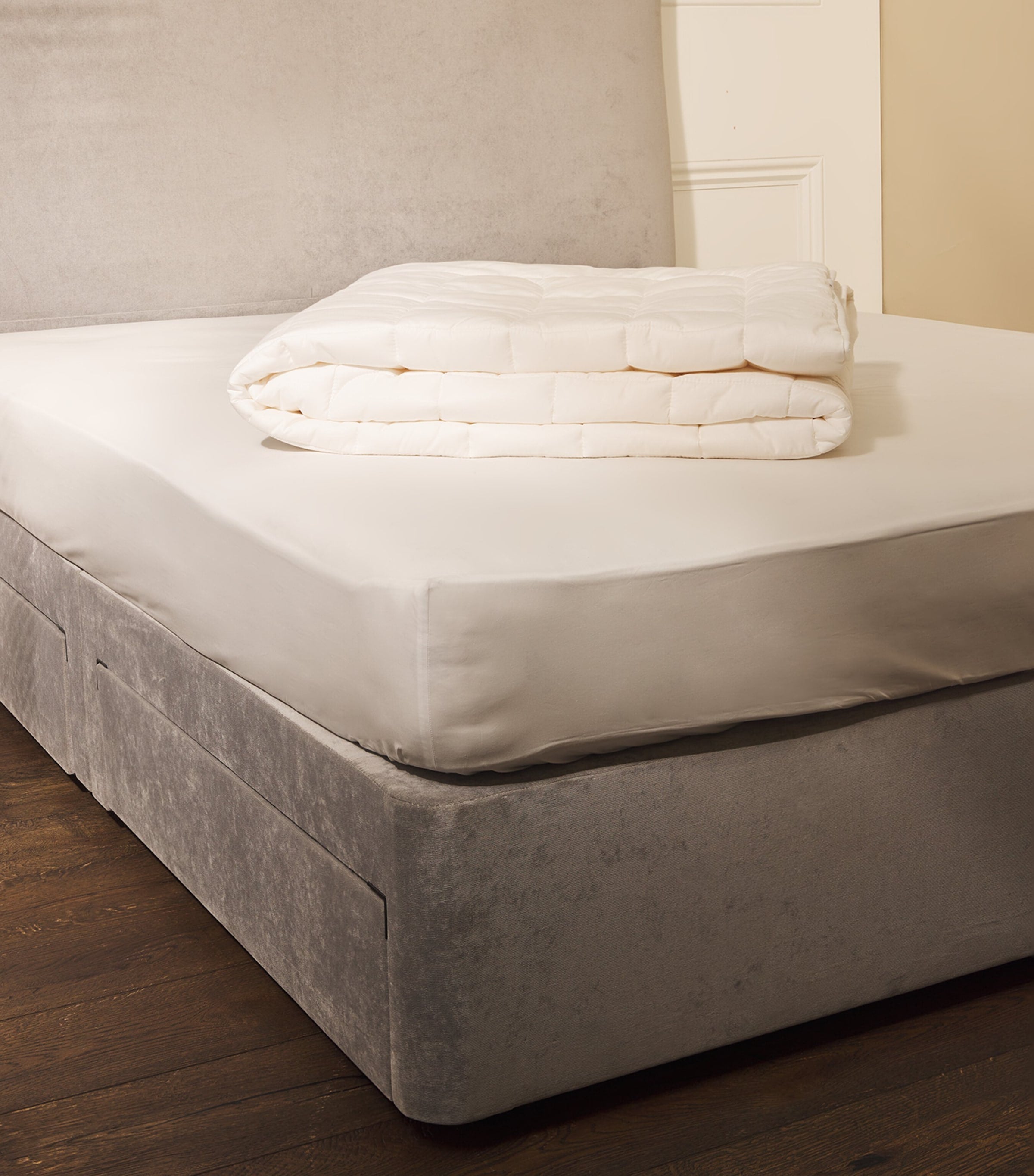 Harrods of London Eco Control Emperor Protector (215cm x 215cm)