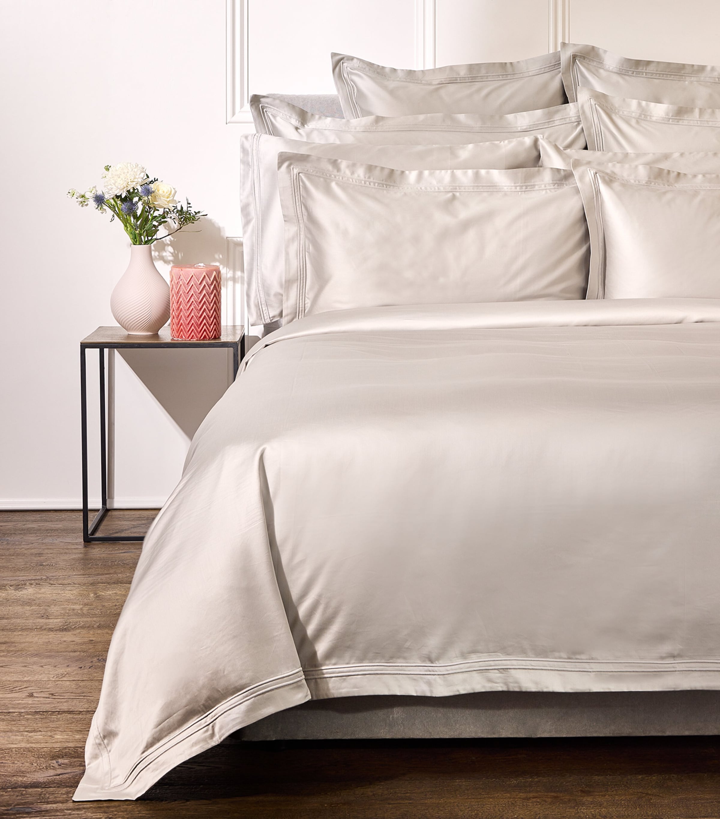 Harrods of London Richmond Emperor flat sheet 355cm x 295cm, UK version