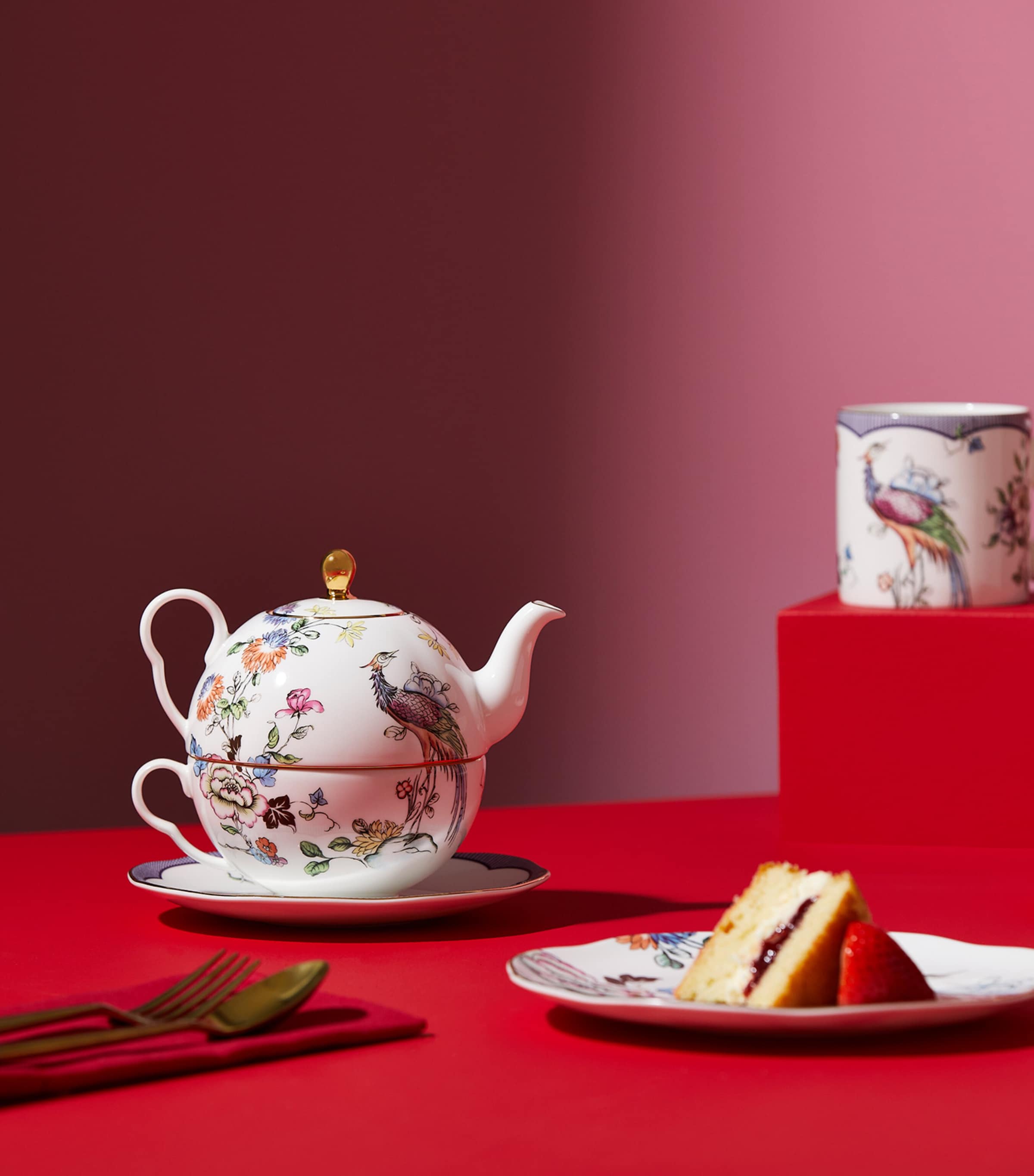 Wedgwood Fortune teapot set with teacup and saucer (British brand)