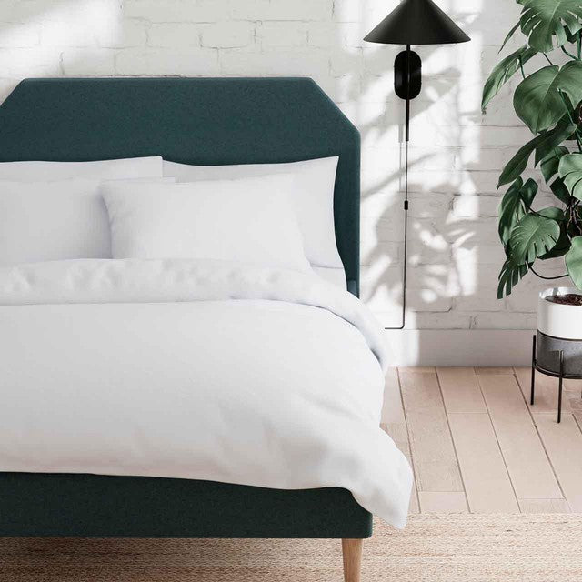 M&S bedding set white super king size, imported from the UK