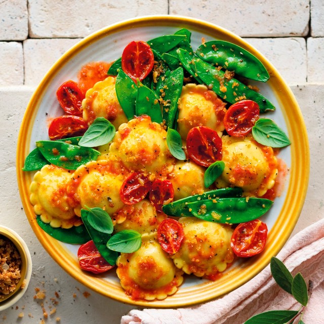 Rana fiore pasta with tomato, mozzarella, and basil 250g, imported from the UK