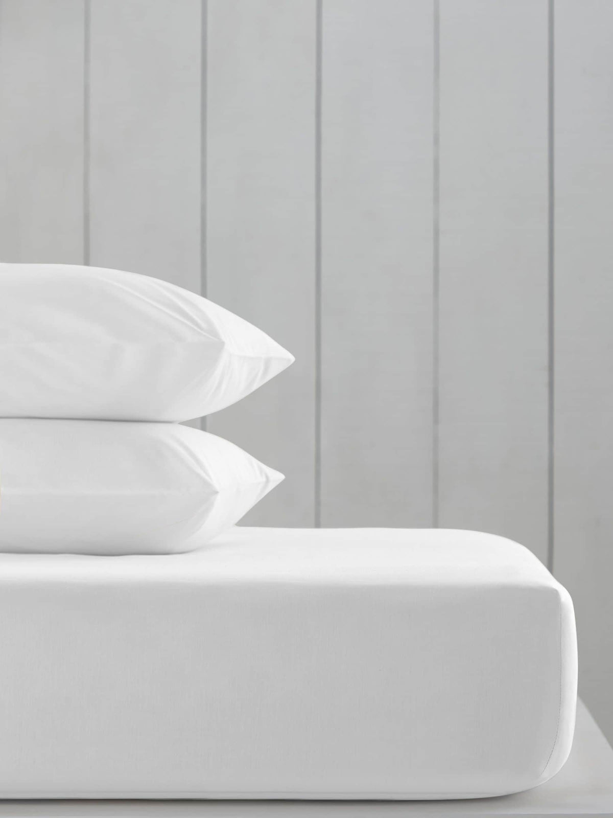 White cotton-rich fitted bed sheet (British brand)