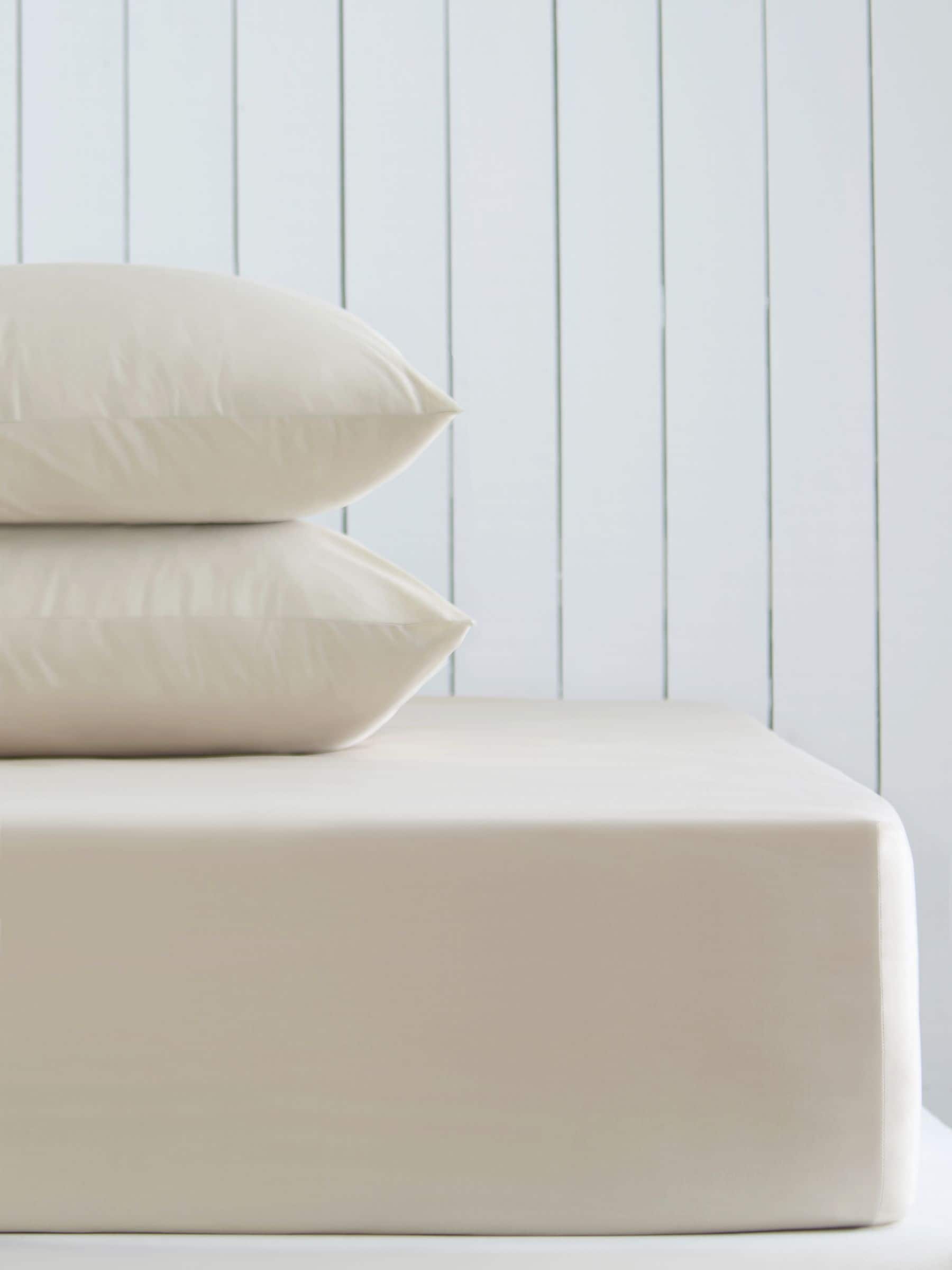 Cotton-rich fitted bed sheet with 35cm depth, imported from the UK