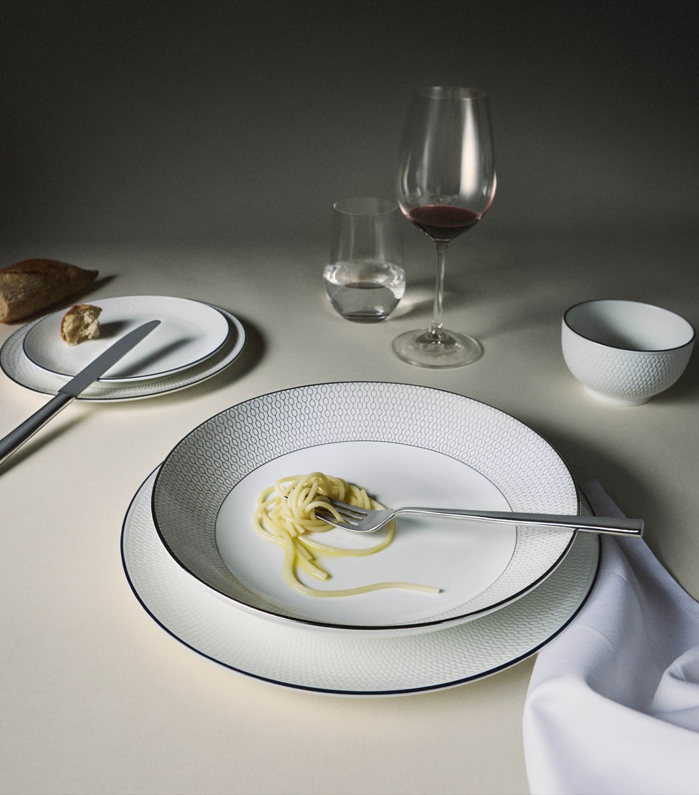 Wedgwood Gio bone china plate 23cm (British brand)