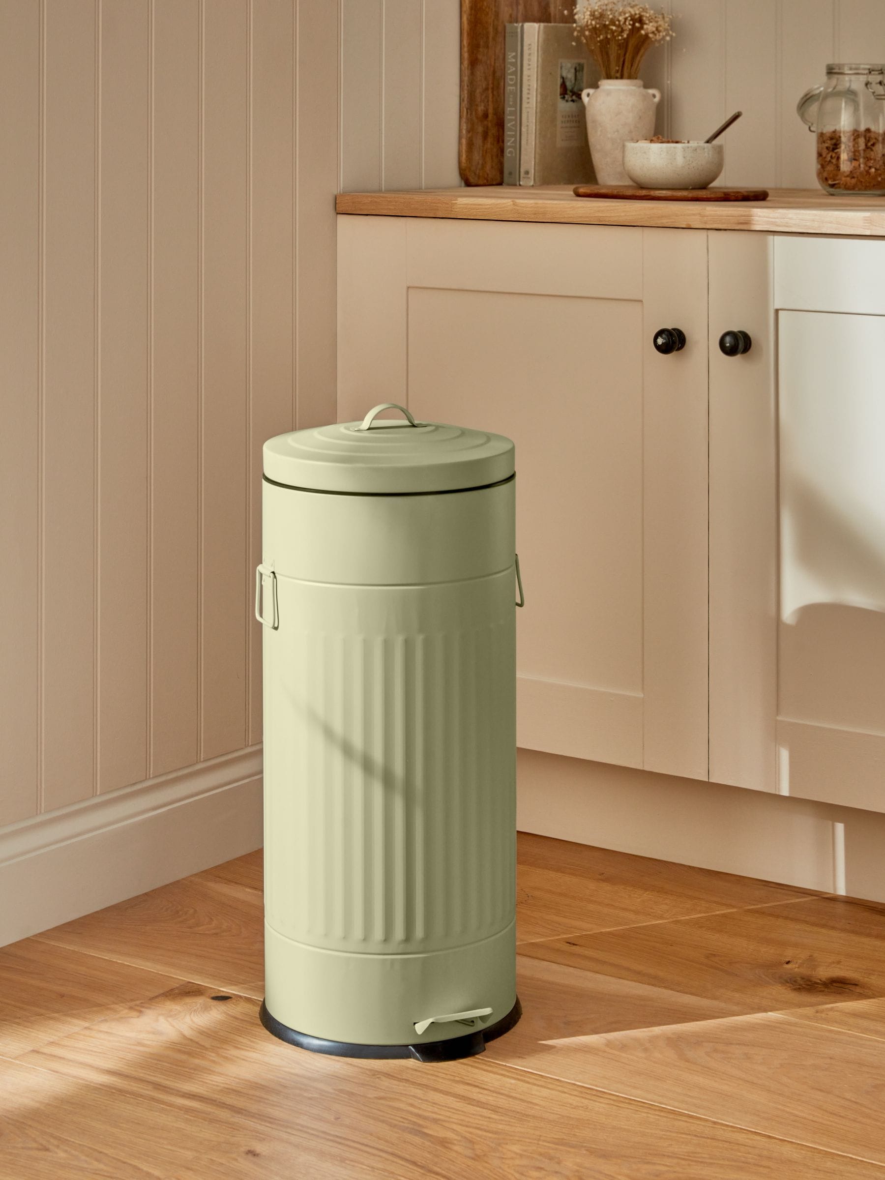 Sage green 30L vintage ribbed soft close pedal bin (British brand)