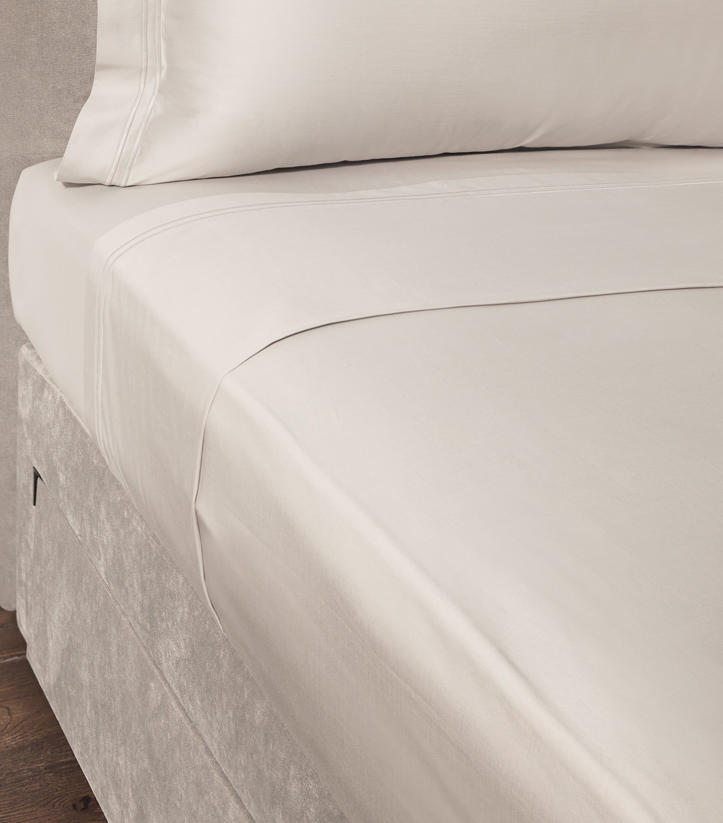 Harrods Brompton II Emperor fitted sheet 215cm x 215cm, UK version