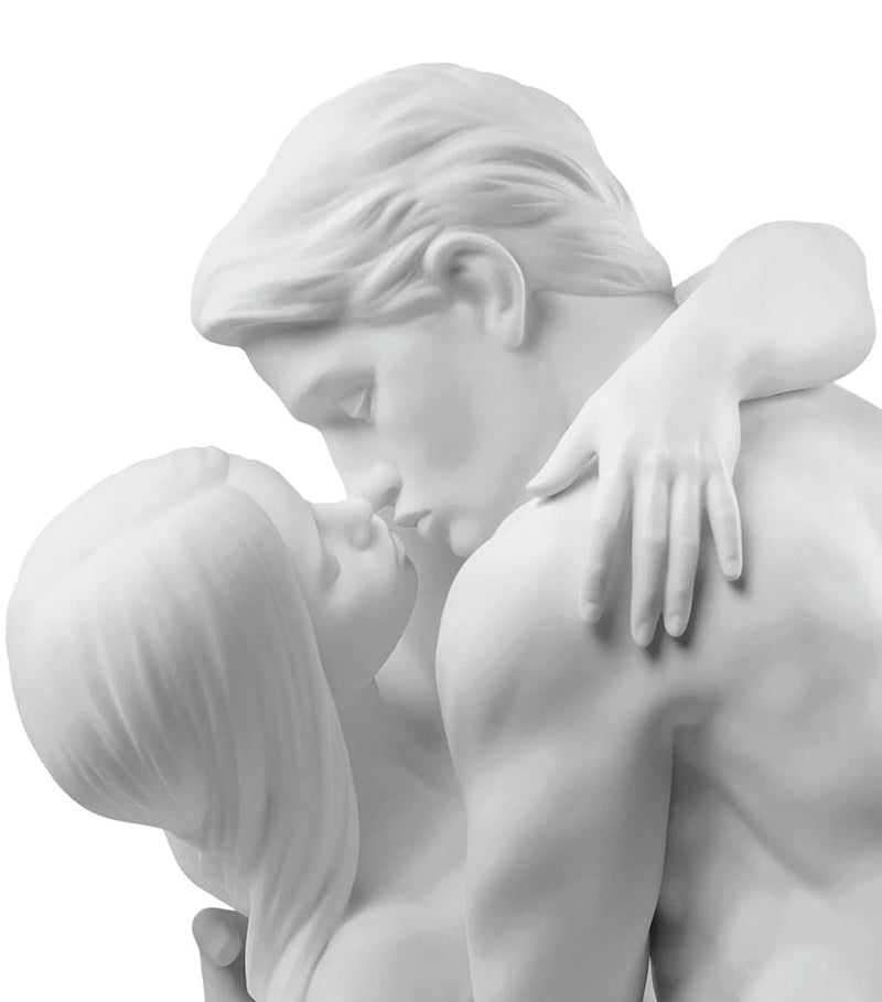 Lladró Porcelain Passionate Kiss Figurine