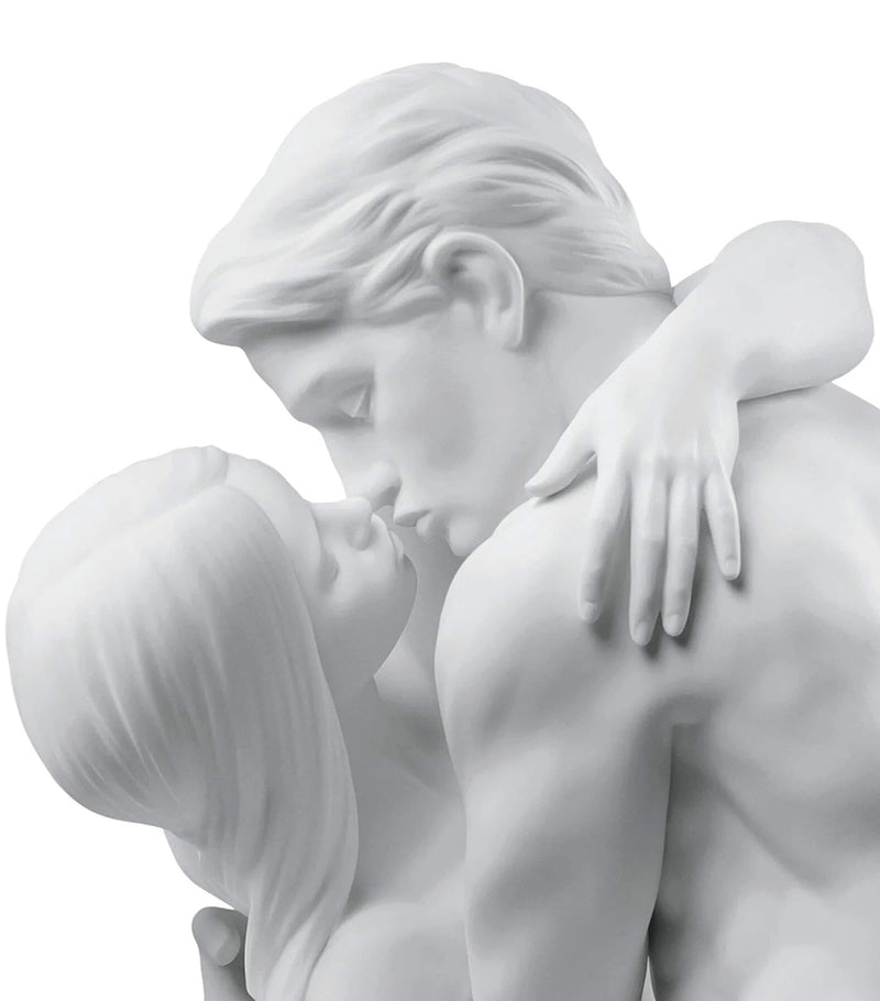 Lladró Porcelain Passionate Kiss Figurine