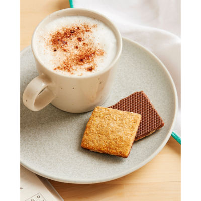 Nature Valley crunchy dipped milk chocolate flavour cereal bars 8x20g, imported from the UK