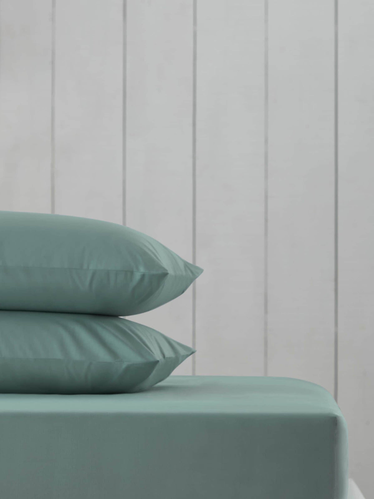Fitted bed sheet in green sage, UK version
