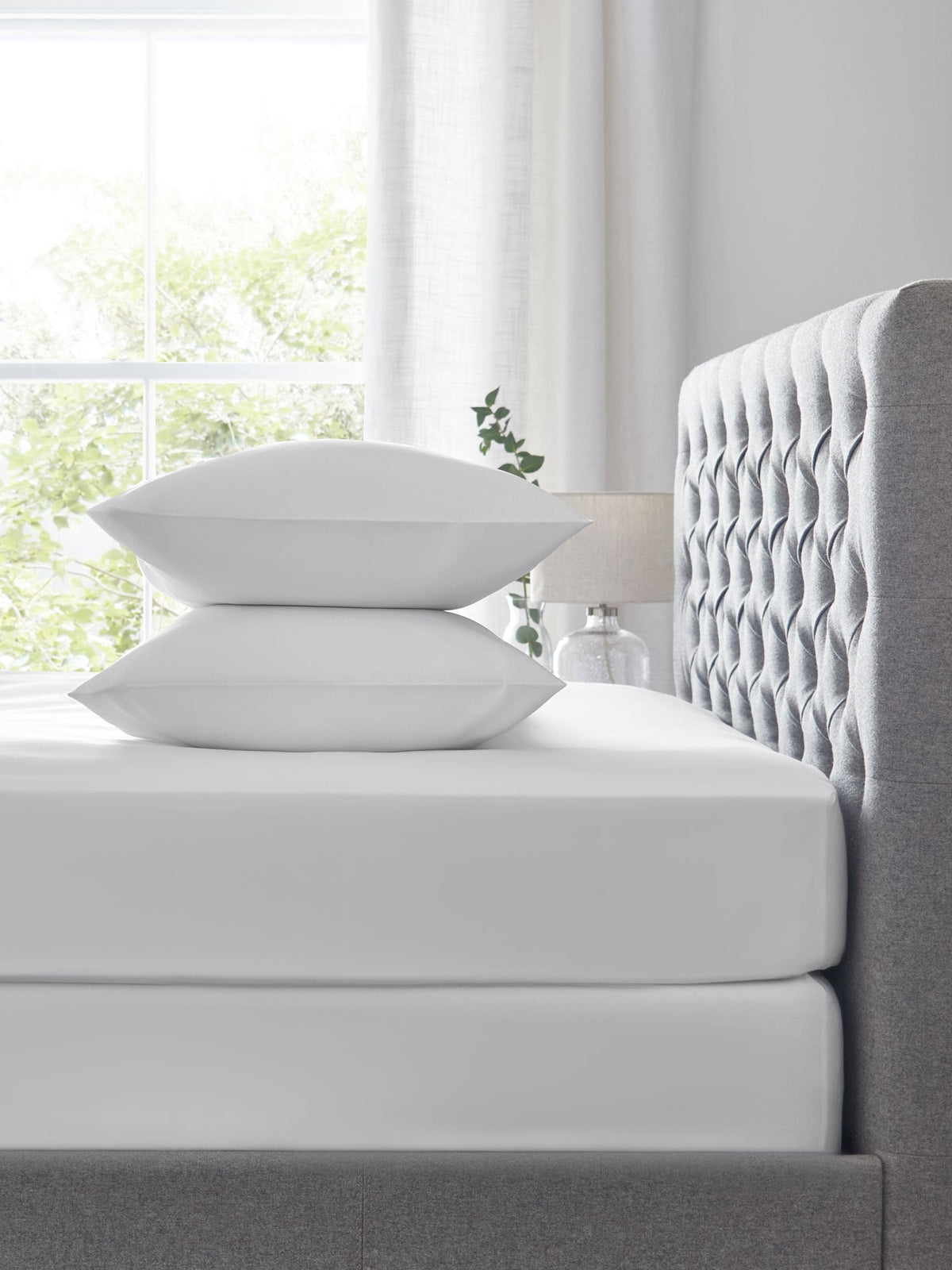 White easy-care polycotton fitted sheet 2-pack (British brand)