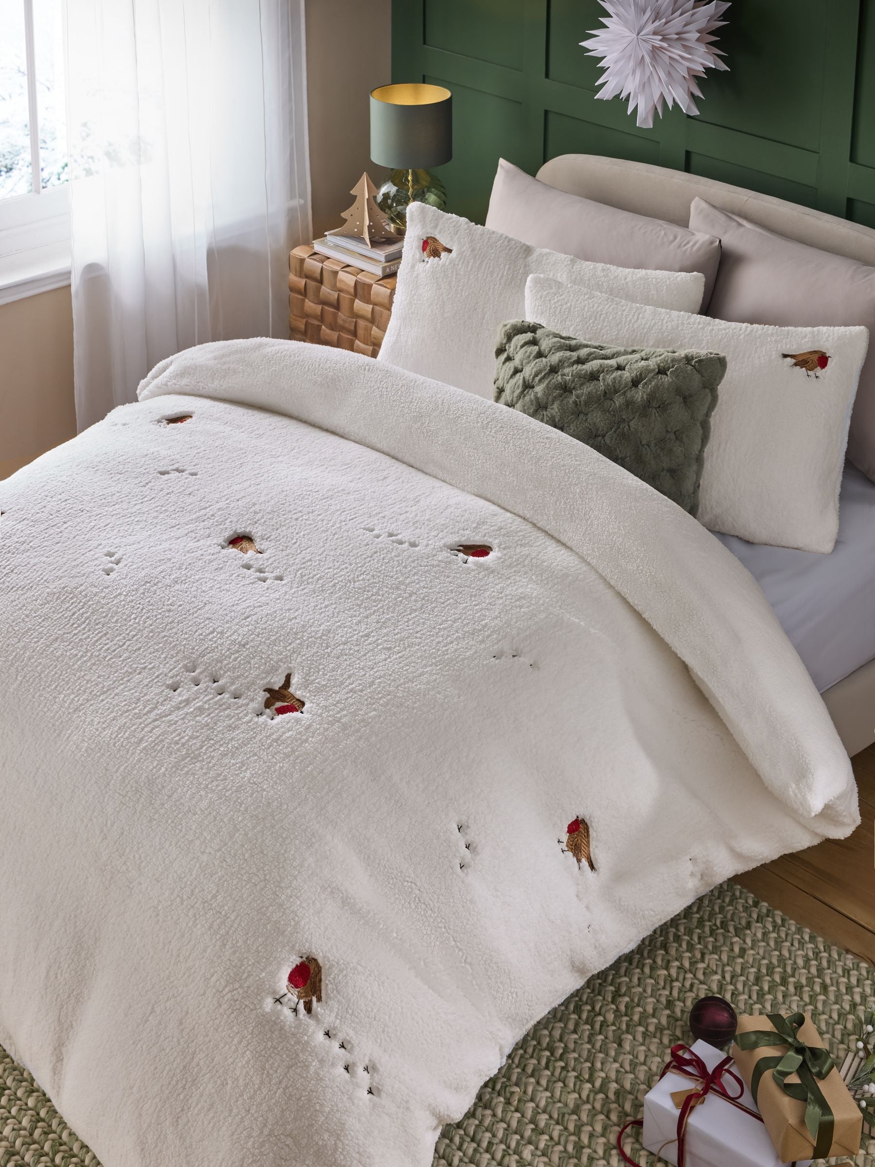 White Christmas Robin Fleece Duvet Cover and Pillowcase Set (British brand)