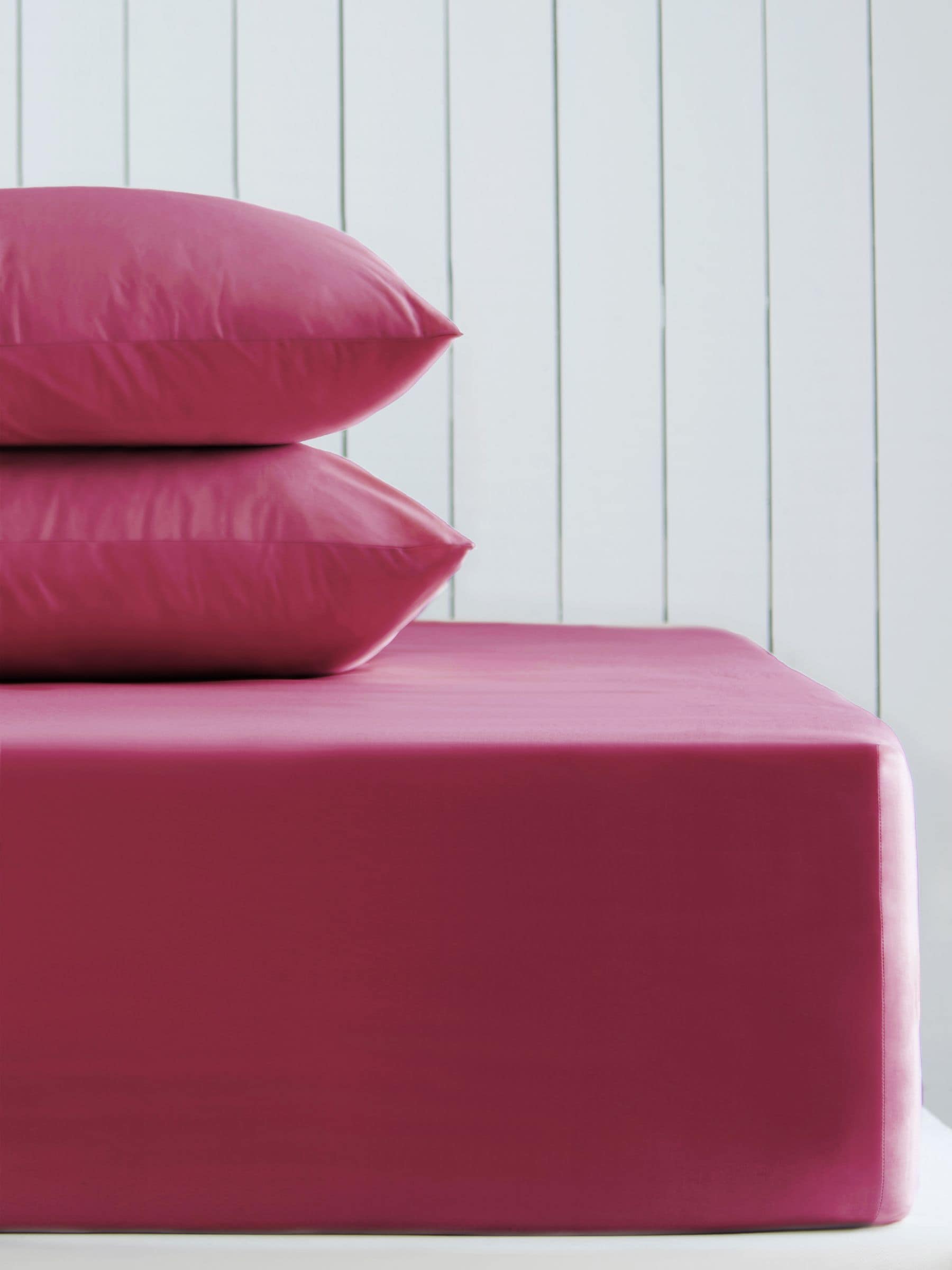 Berry pink cotton-rich extra deep fitted bed sheet - British product