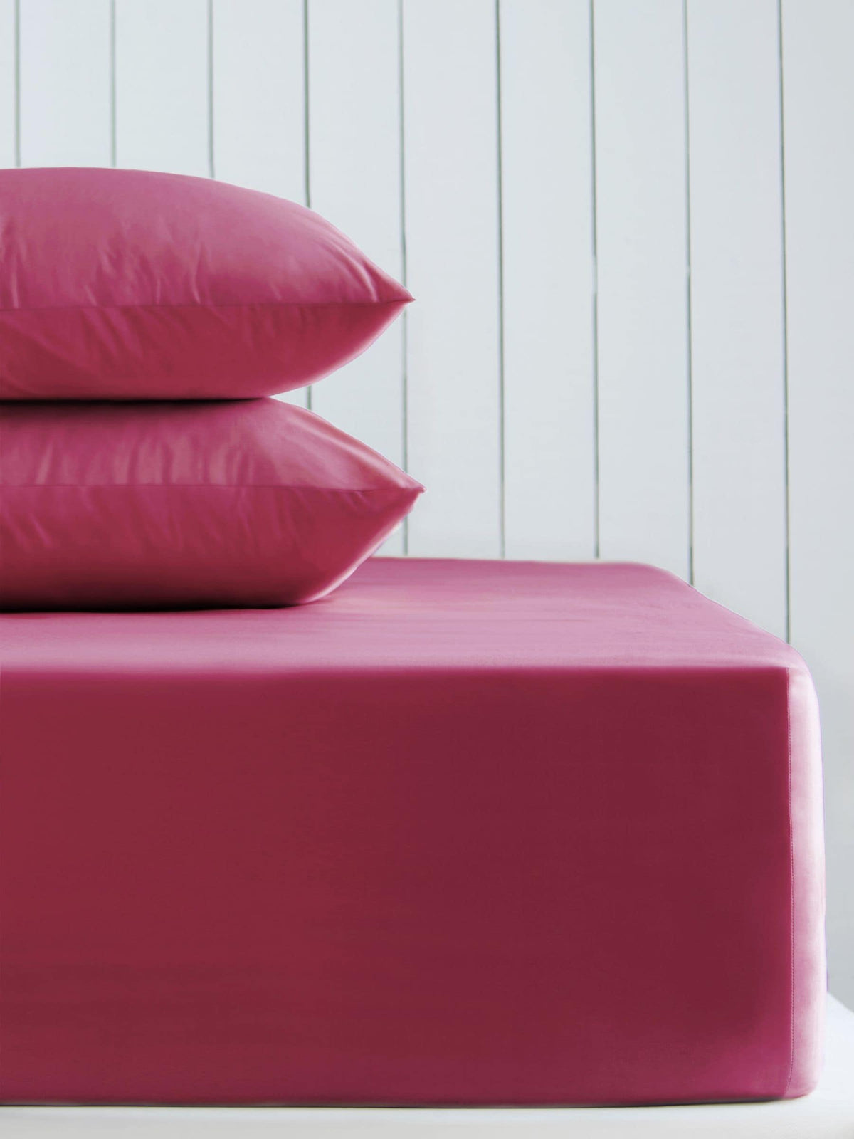 Berry pink cotton-rich extra deep fitted bed sheet - British product