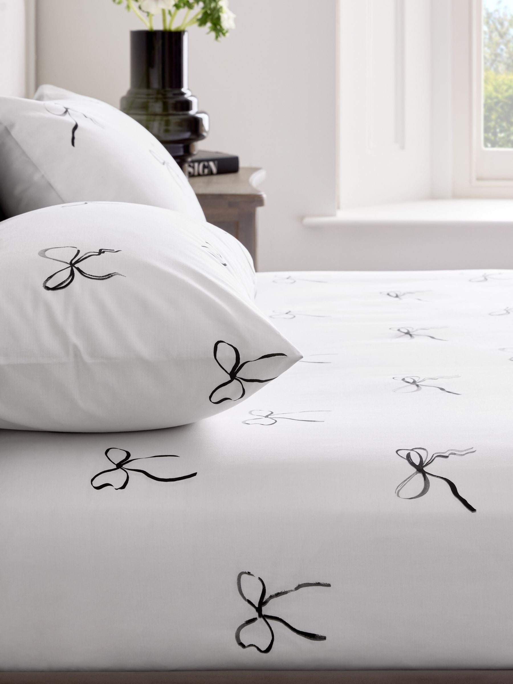 Black/White Bow fitted sheet and pillowcase set Single - British product