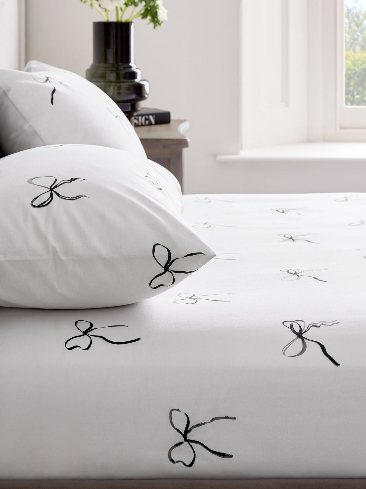 Black/White Bow fitted sheet and pillowcase set Single - British product