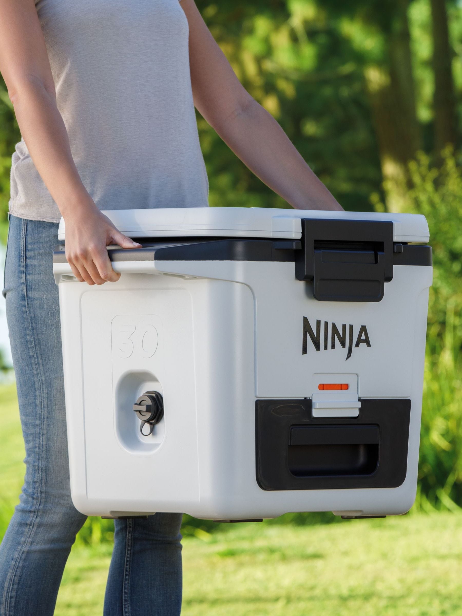 Ninja White FrostVault hard cooler 30QT/28L, imported from the UK
