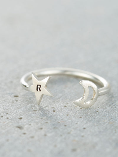 Posh Totty Designs Sølvfarget personlig måne & stjerne åpen ring