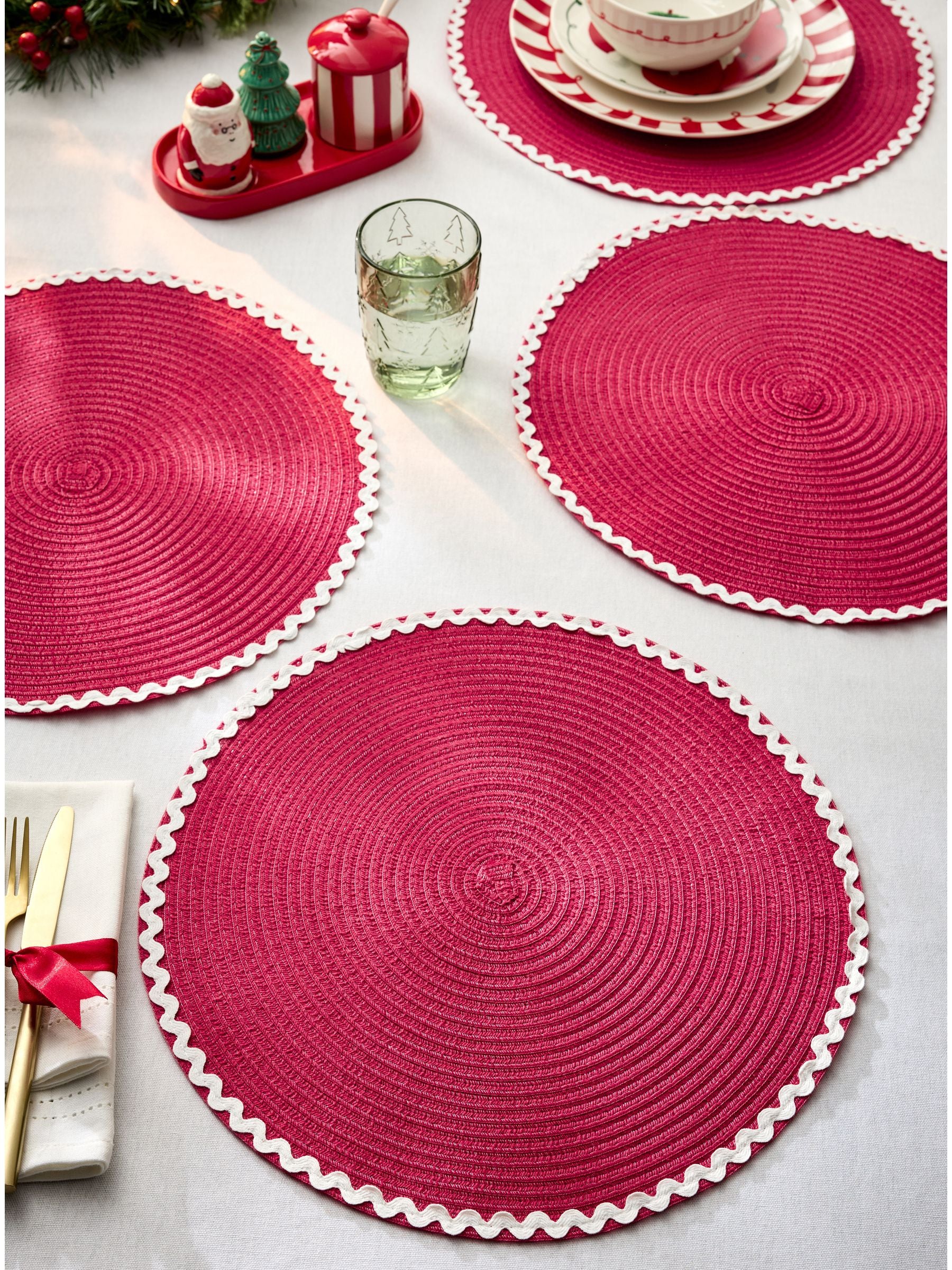 Red wiggle trim placemats set of 4 (British brand)