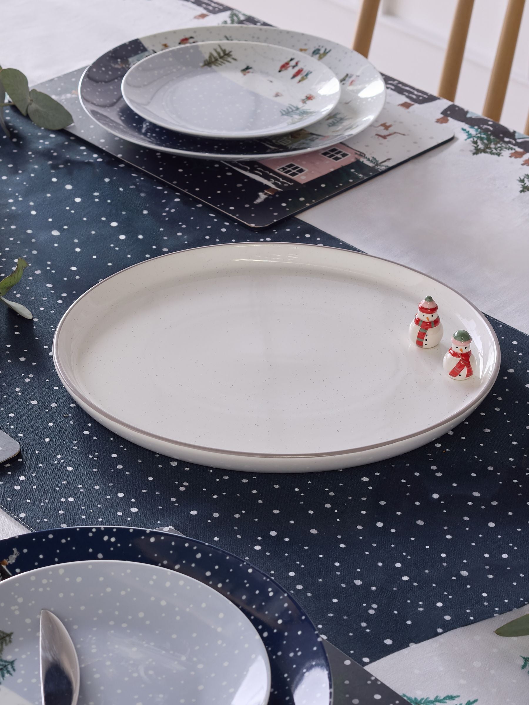 White winter scene snowman platter 32cm x 27.5cm (British brand)